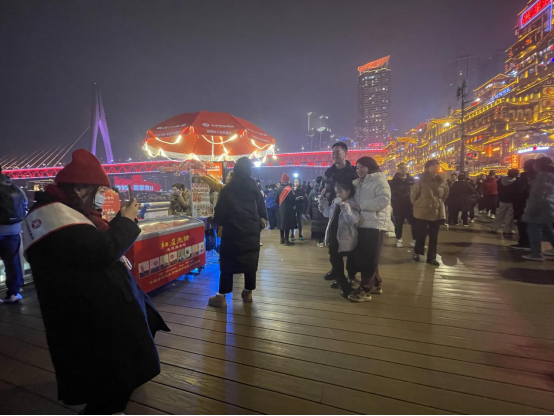 新春走基层｜洪崖洞下小红伞 志愿服务春节不打烊