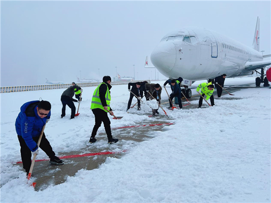东方航空坚守一线，浴“雪”奋战，积极守护春运回家路
