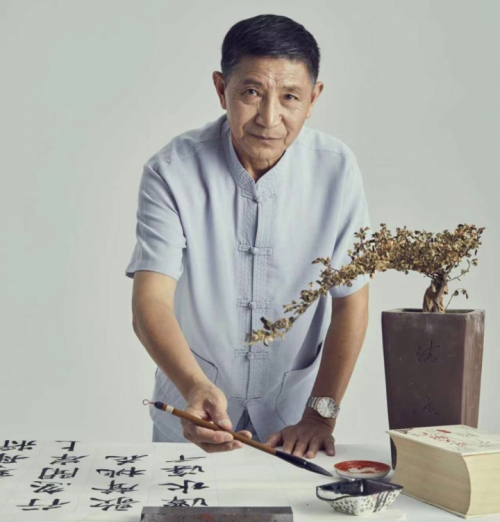不用笔墨去争妍 怡情传承见姿致——访赴日办展的中国著名书法家、教育家汪钟鸣